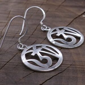 BdOA74 Boucles d’Oreille Tibétaines Argent Massif Om – Image 4